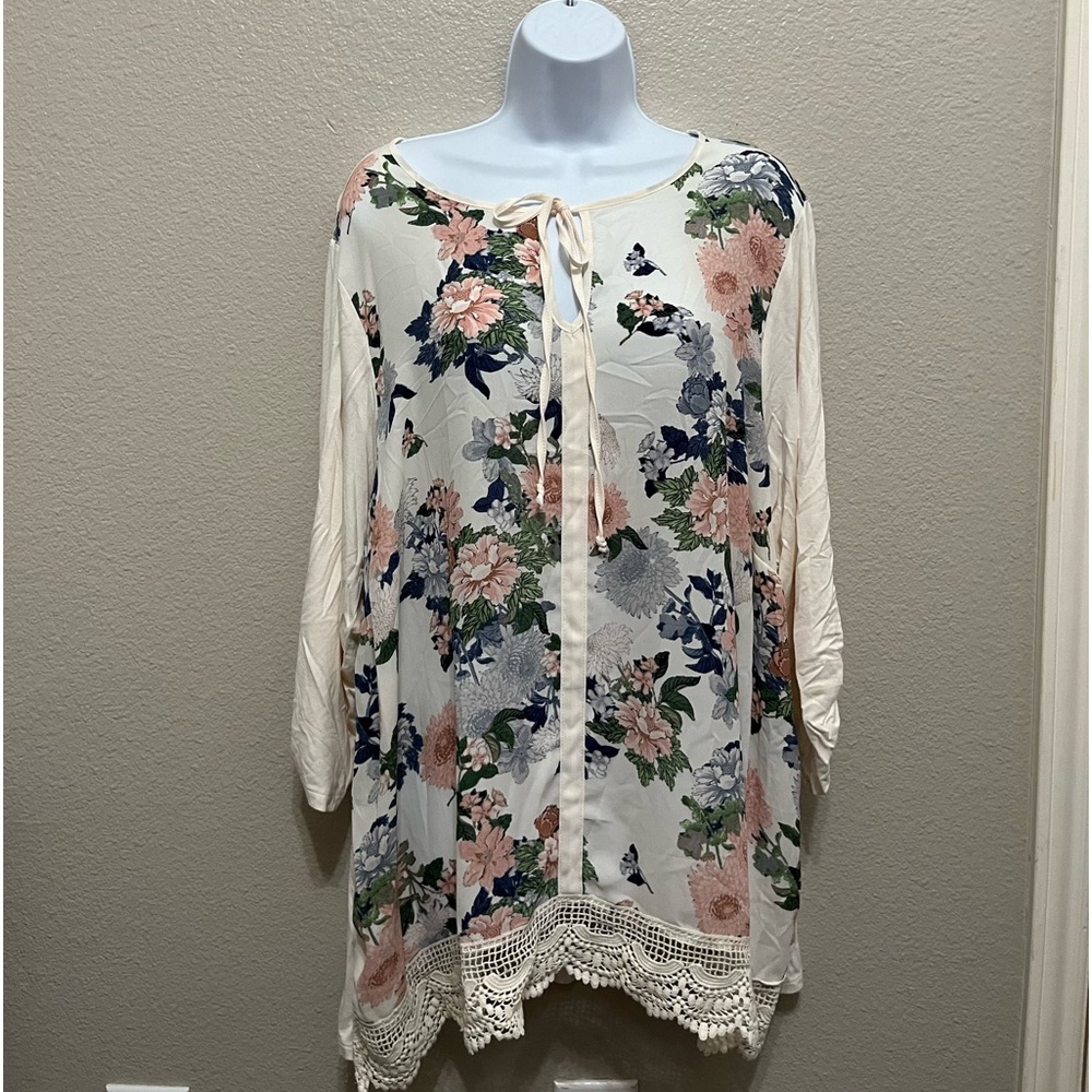Women’s Blouse , beige color with flowers and toes in the front and size 2X.